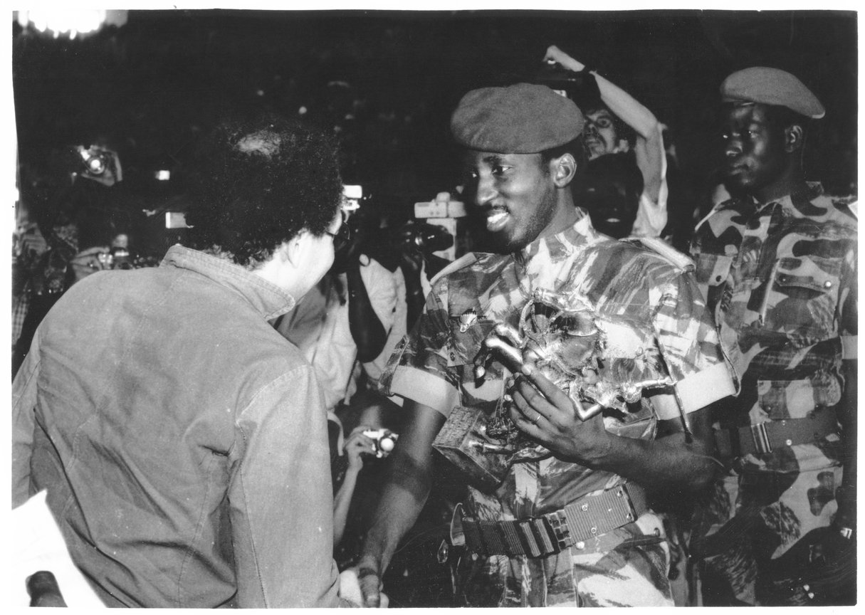 Thomas Sankara et le réalisateur algérien Brahim Tsaki, lors du Fespaco en 1985. © Archives Jeune Afrique