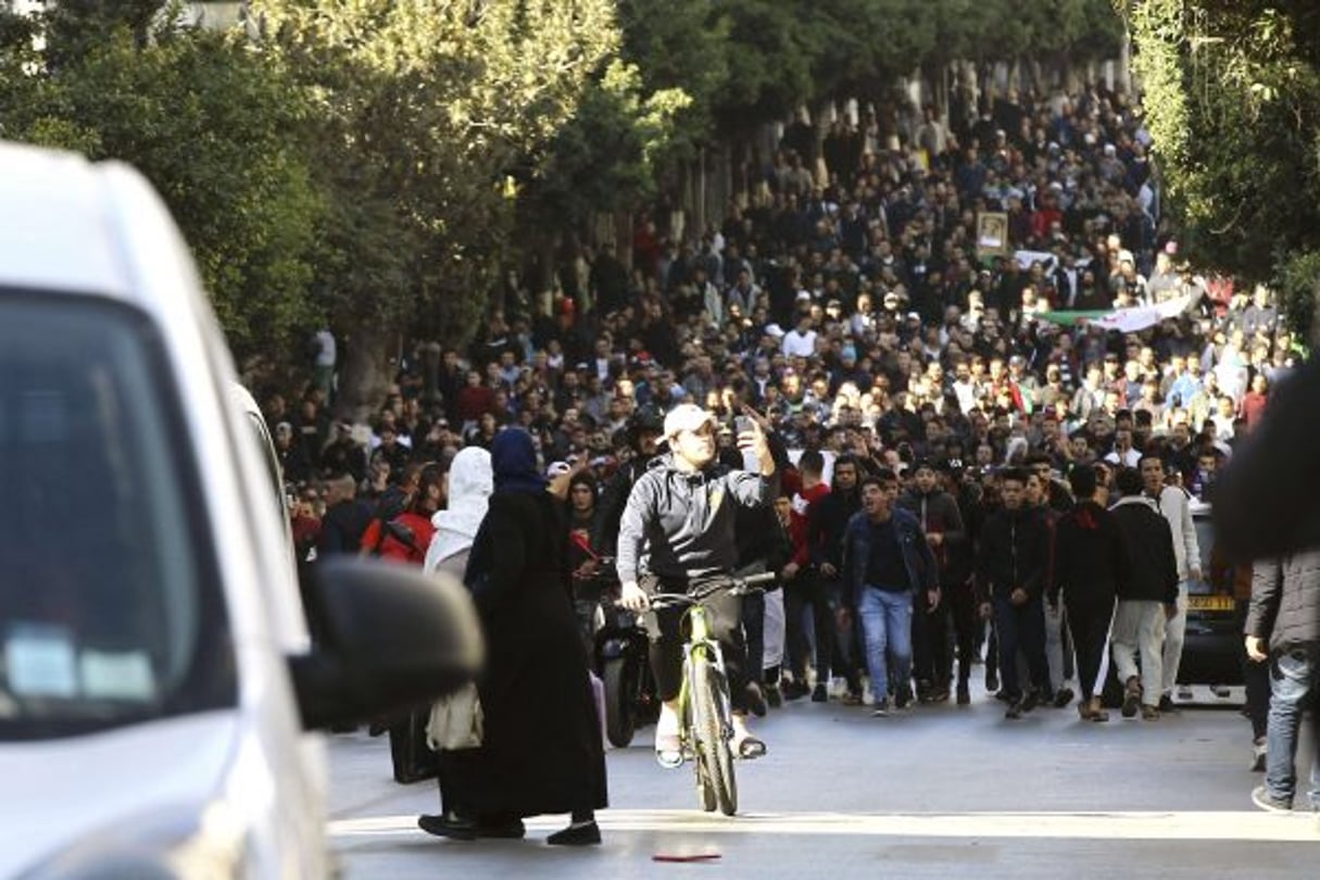 Des manifestants défilent dans les rues de la capitale algérienne, Alger, pour dénoncer la candidature du président Abdelaziz Bouteflika à un cinquième mandat, vendredi 22 février 2019. © Anis Belghoul/AP/SIPA