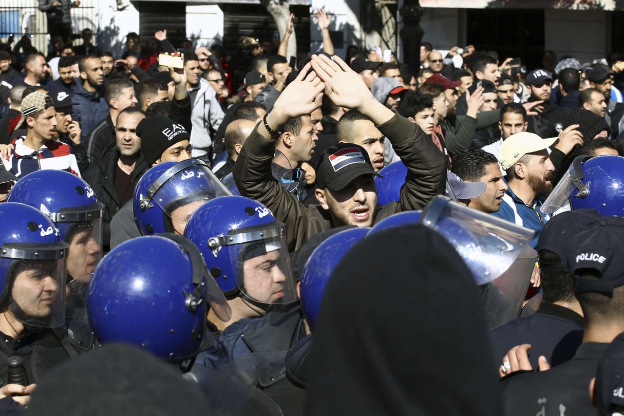La police anti-émeute retient des manifestants alors qu’ils marchent dans les rues de la capitale algérienne, Alger, pour dénoncer la candidature du président Abdelaziz Bouteflika à un cinquième mandat, vendredi 22 février 2019. © Anis Belghoul/AP/SIPA
