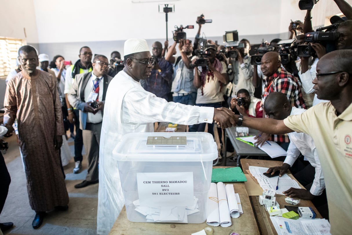 Le président sortant Macky Sall vote à l’école Thierno Mamadou Sall à Fatick, le 24 février 2019 © Sylvain Cherkaoui pour Jeune Afrique