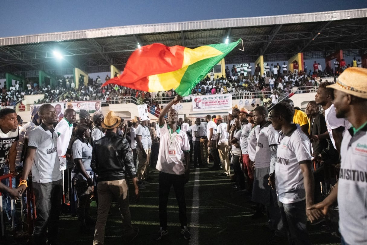 Le drapeau sénégalais brandit lors d'un meeting d'Ousmane Sonko, pendant la campagne de la présidentielle 2019. &copy; Sylvain Cherkaoui pour Jeune Afrique