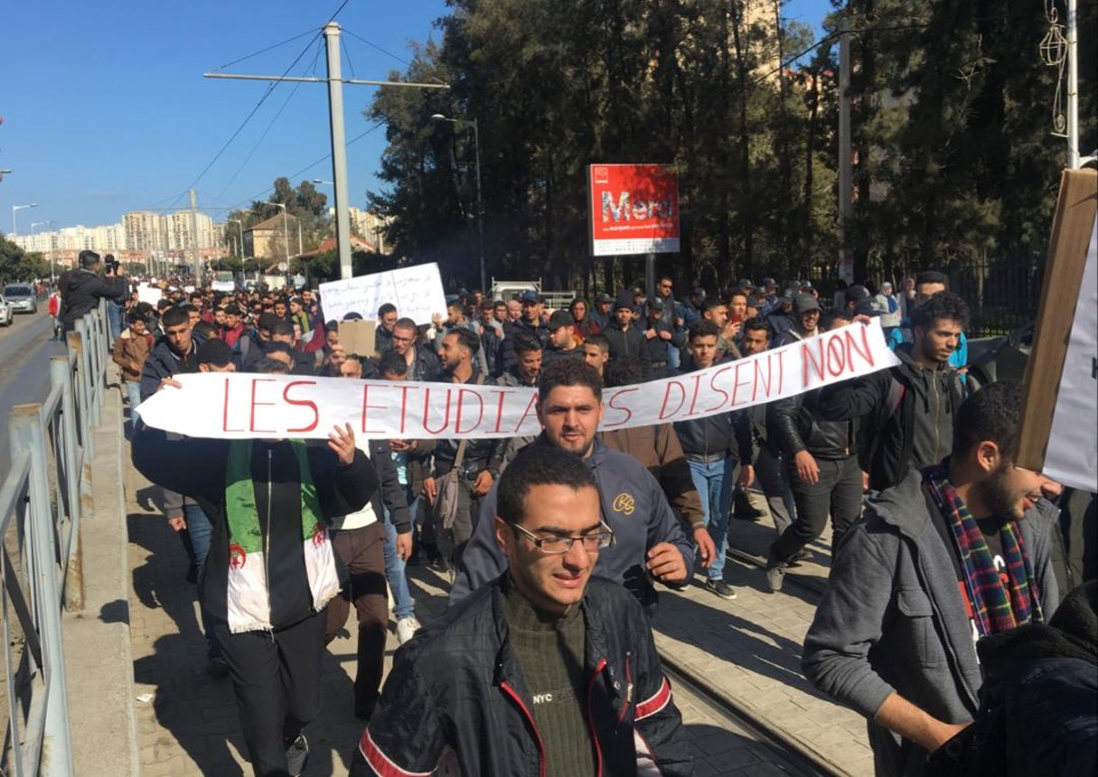 Des étudiants disant « non » à un cinquième mandat d’Abdelaziz Bouteflika, mardi 26 février 2019 à Alger. © Zahra Rahmouni