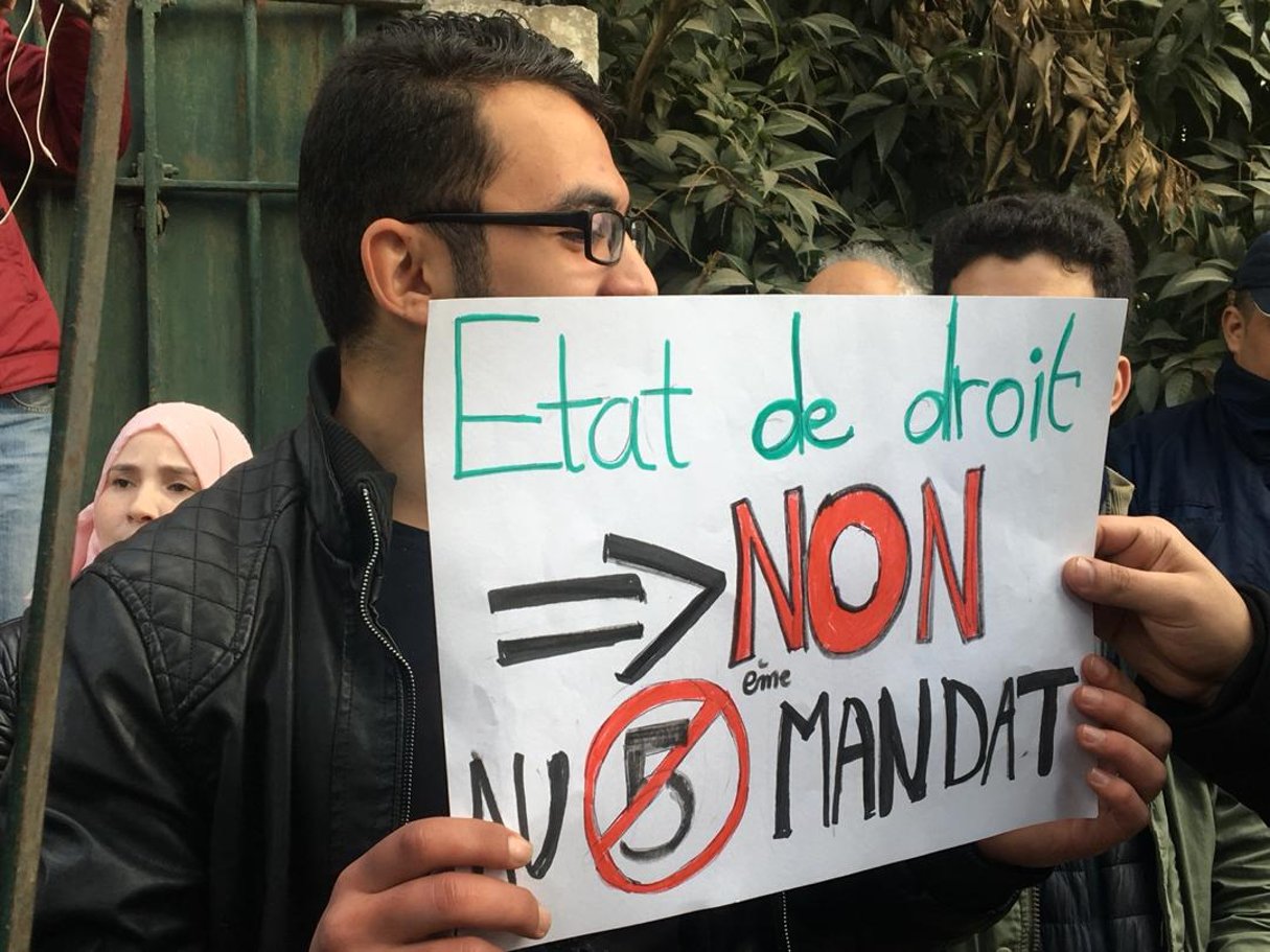 Des étudiants disant « non » à un cinquième mandat d’Abdelaziz Bouteflika, mardi 26 février 2019 à Alger. © Zahra Rahmouni