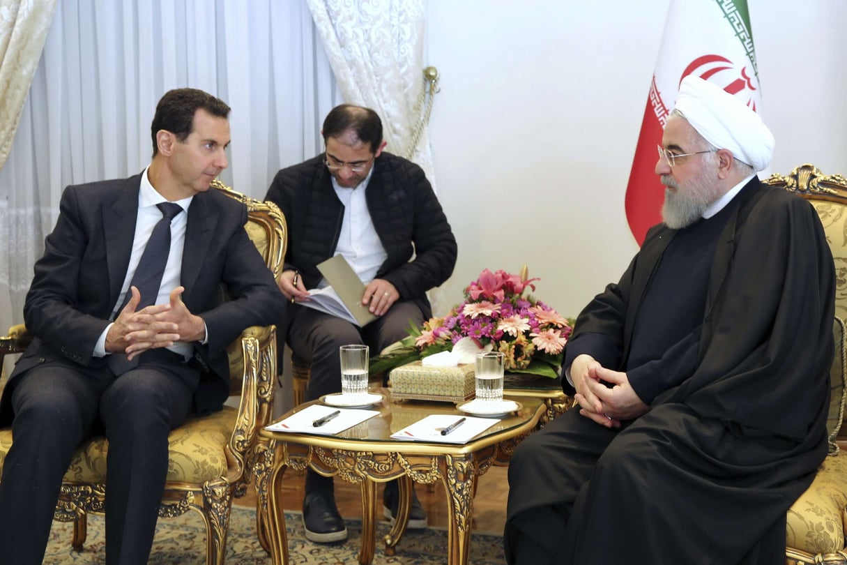 Le président syrien Bachar al-Assad, à gauche, s'entretient avec le président iranien Hassan Rohani, à droite, lors de leur réunion au bureau de la présidence à Téhéran, en Iran, le lundi 25 février 2019. &copy; AP/SIPA