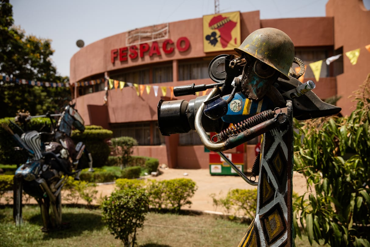 Statue de l'artiste Sahab Koanda devant le siège du Fespaco à Ouagadougou. &copy; Sophie Garcia pour Jeune Afrique