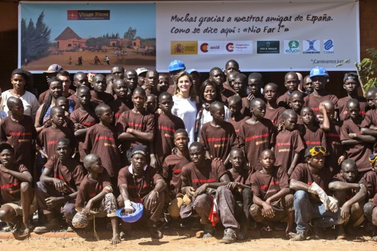 Le 14 décembre 2017, la reine Letizia d’Espagne s’est rendue au Sénégal, où elle a visité un village pilote destiné à venir en aide aux enfants de la rue. © WireImage