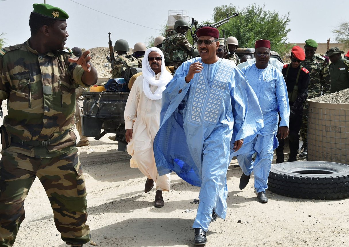 Mohamed Bazoum en visite au camp militaire de Bosso, en juin 2016, après une attaque de Boko Haram. © ISSOUF SANOGO/AFP