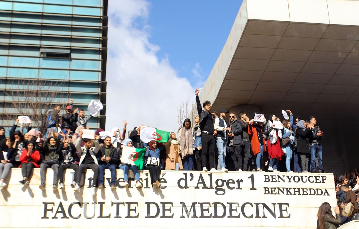 Des étudiants de la faculté de médecine, le 26 février à Alger. &copy; BELGHOUL/PP AGENCY/SIPA