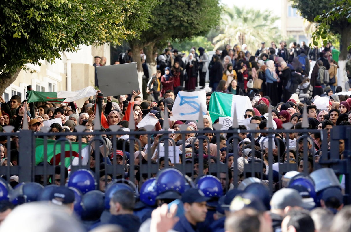 Des policiers bloquent l'entrée de l'université, mardi 26 février à Alger. &copy; Ramzi Boudina/REUTERS