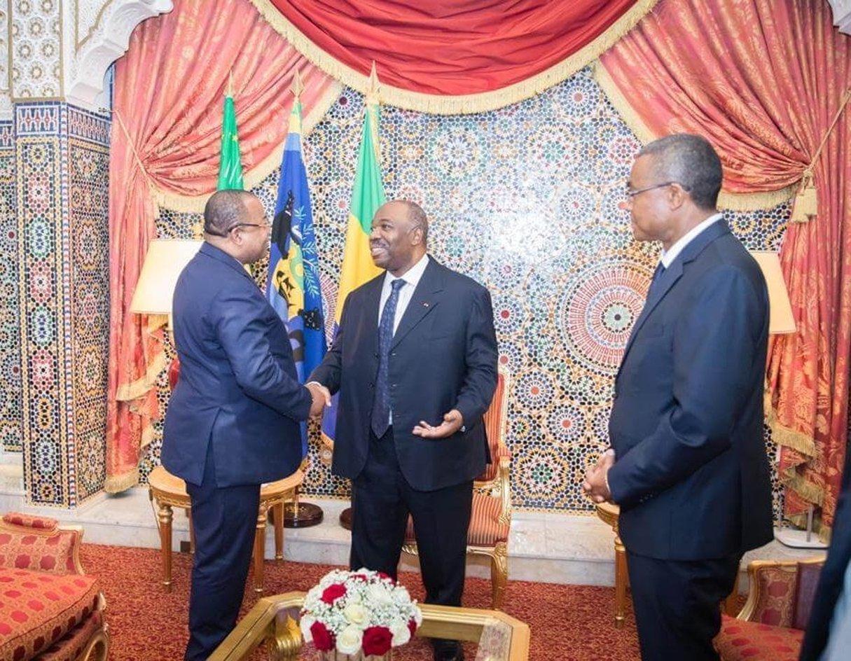 Le président Ali Bongo (c) reçoit  le premier ministre Jules Nkoghe Bekale (g) et le secrétaire général de la présidence Jean-Yves Teale (d) au palais présidentiel le 25.02.2019. © PR-Gabon