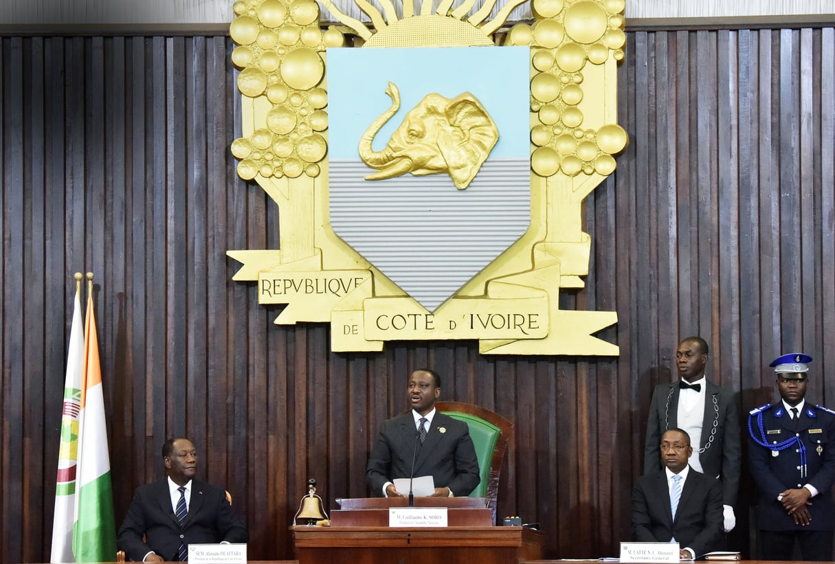 Alassane Ouattara (à g.) et Guillaume Soro (au centre), à l’Assemblée nationale, le 10 janvier 2017. © ISSOUF SANOGO/AFP