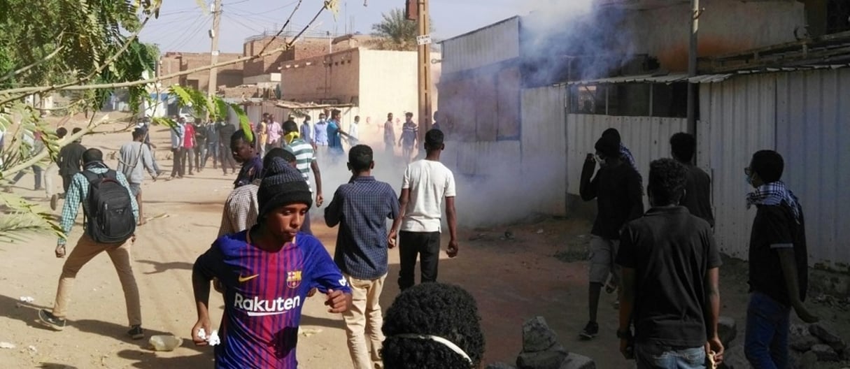 Des manifestants lors d’un rassemblement contre le régime d’Omar el-Béchir à Khartoum le 24 février 2019. © AFP