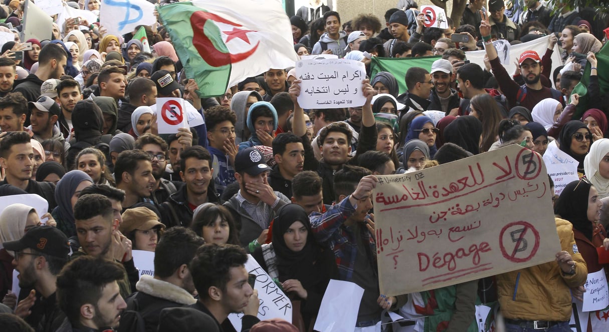 Des étudiants algériens lors des manifestations du 26 février à Alger, pour dénoncer la candidature du président Abdelaziz Bouteflika à un cinquième mandat. &copy; Anis Belghoul/AP/SIPA