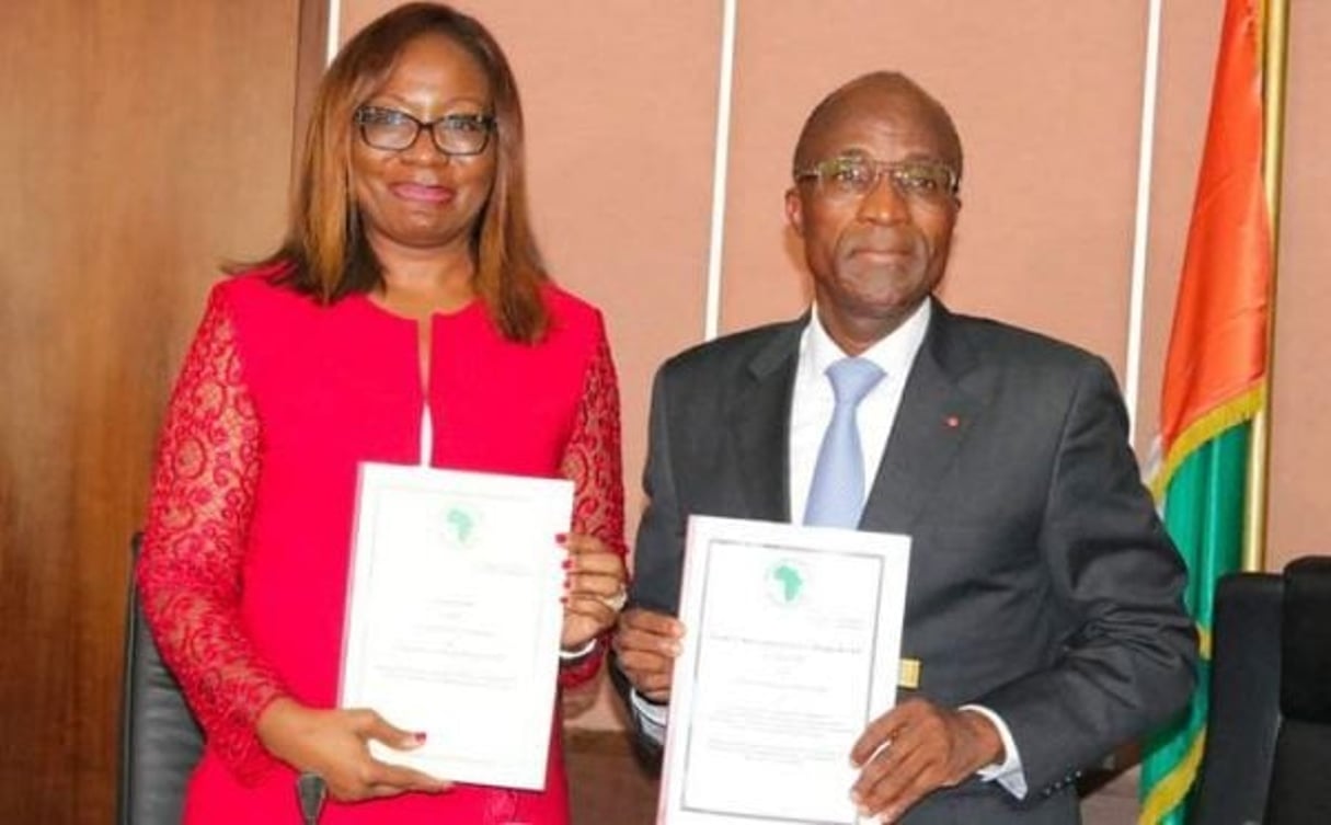 Marie-Laure Akin-Olugbade, directrice générale de la BAD pour l’Afrique de l’Ouest, et Adama Koné, ministre ivoirien de l’Économie, lors de la signature de l’accord de financement à Abidjan, le 28 février 2019. © BAD