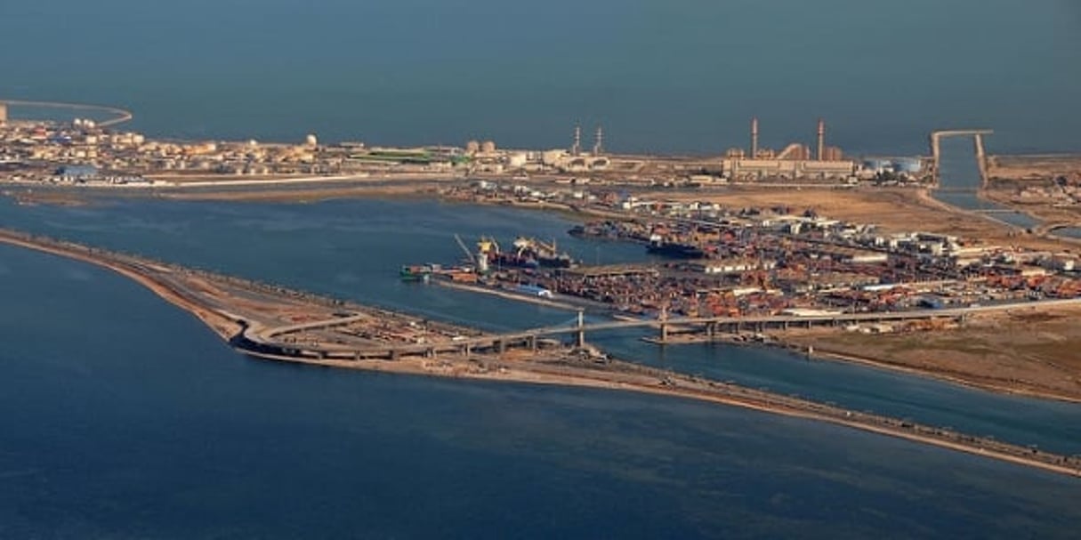 Les importations ont progressé de 39,9%, tandis que les exportations n’ont bondi que de 13,7%. Ici Le port de Radès à Tunis, vu du ciel. © Citizen59/CC/Flickr