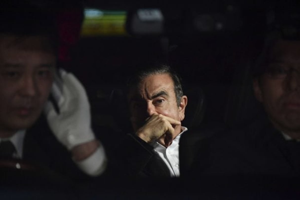 Carlos Ghosn le 6 mars à Tokyo, quittant le bureau de son avocat. Après 108 jours d’enfermement, il a pu sortir de son centre de détention dans la matinée, après le versement d’une caution de huit millions de dollars.. © Kentraro Aoyama/AP/SIPA