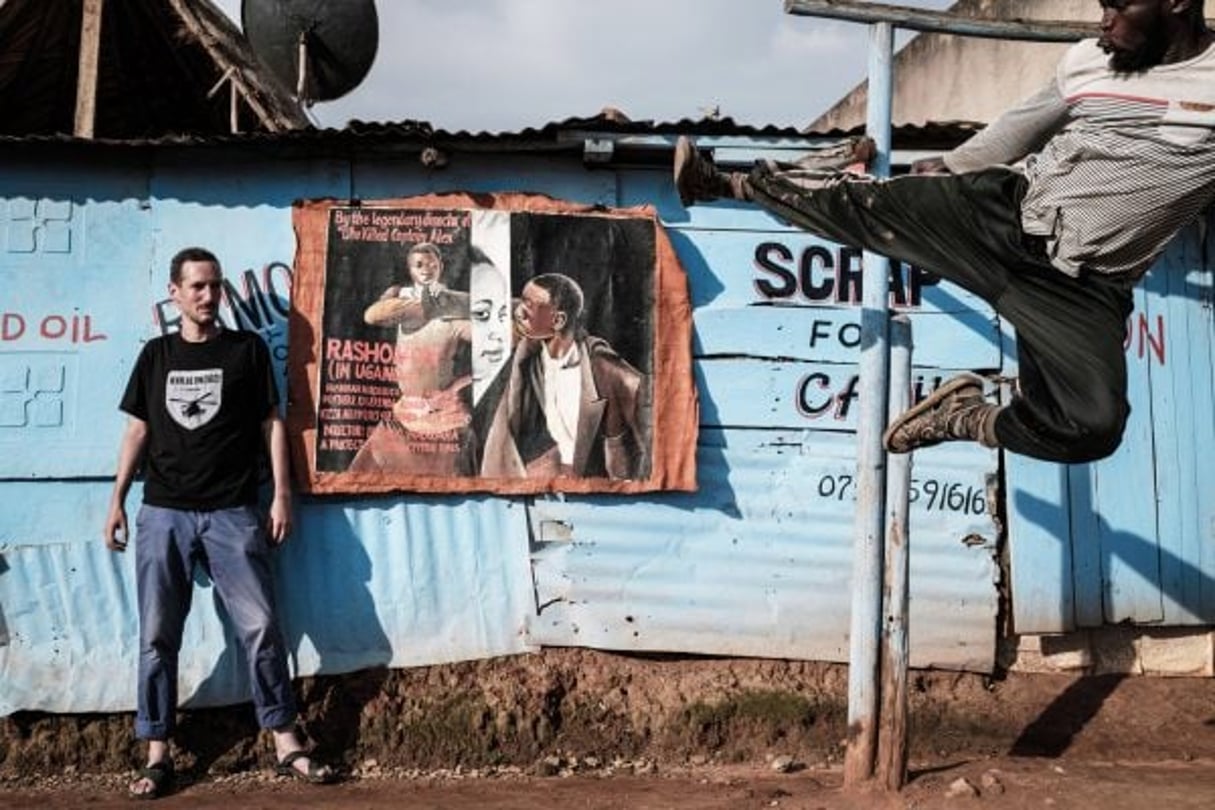 L’artiste français, Louis-Cyprien Rials dans le bidonville de Wakaliga. © YASUYOSHI CHIBA