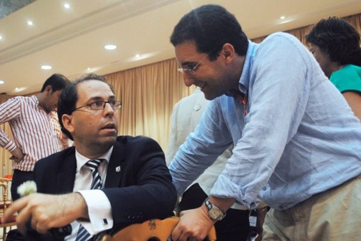 Youssef Chahed (à gauche) avec Selim Azzabi, ancien directeur de cabinet de la présidence. © Hichem