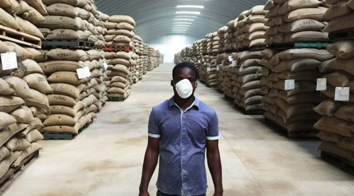 SACC a récupéré 135	000 m2 d’entrepôts, valorisés à 85 milliards de F CFA, et des stocks de cacao estimés à 80 milliards de F CFA. © Ange Aboa/REUTERS
