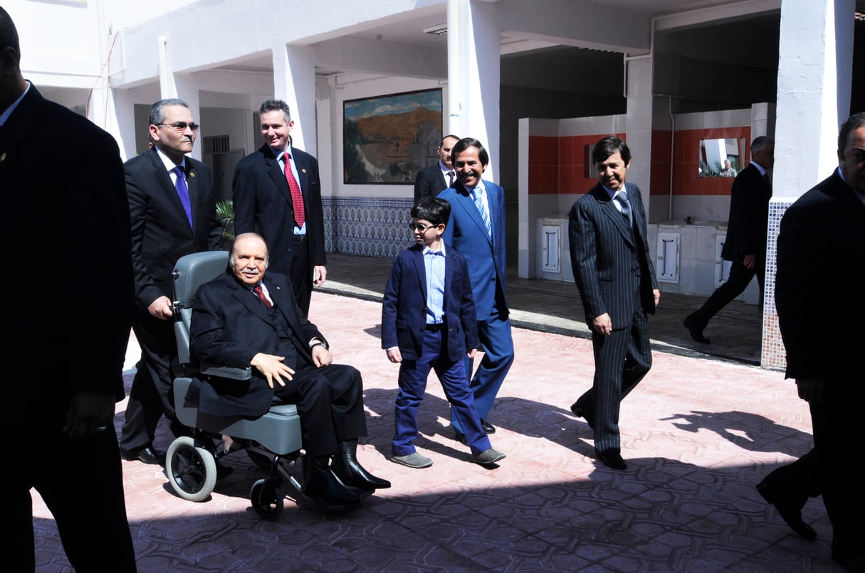 De g. à dr., Abdelaziz, Nasser et Saïd Bouteflika, dans un centre de vote, en 2014. &copy; Zinedine Zebar