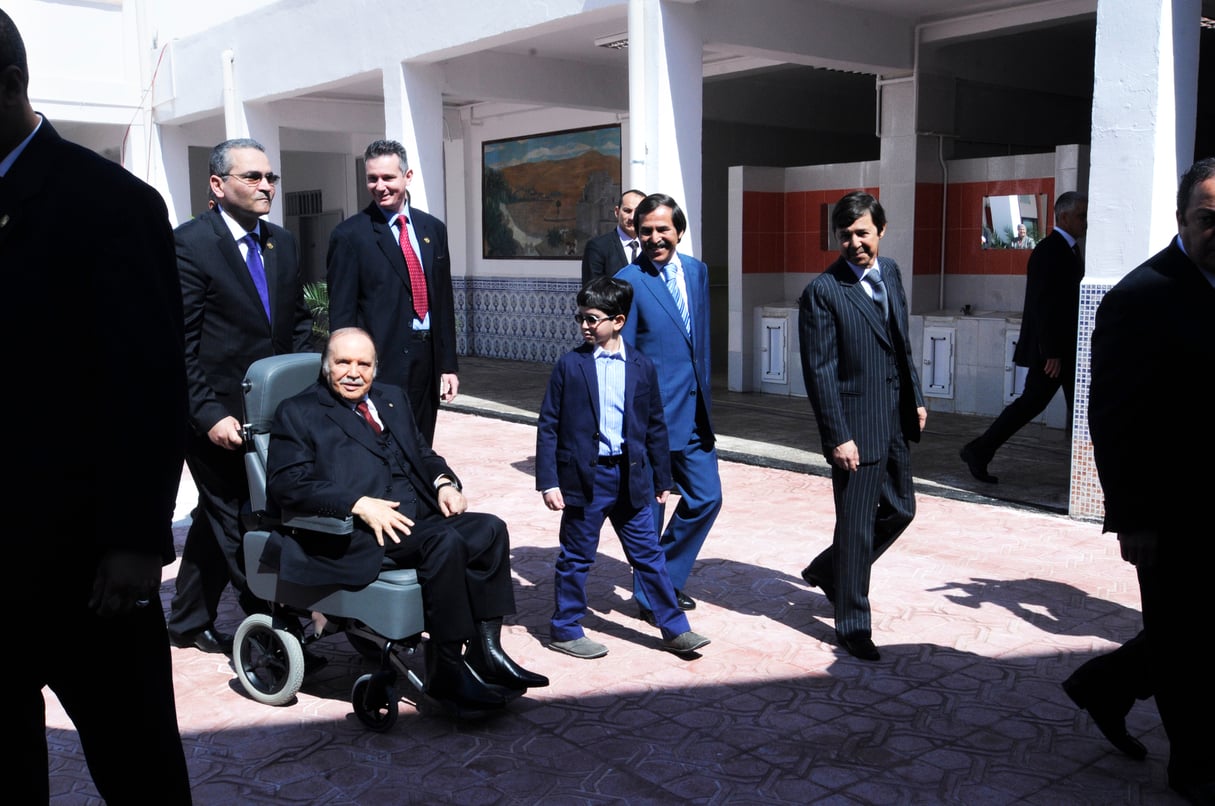 De g. à dr., Abdelaziz, Nasser et Saïd Bouteflika, dans un centre de vote, en 2014. © Zinedine Zebar