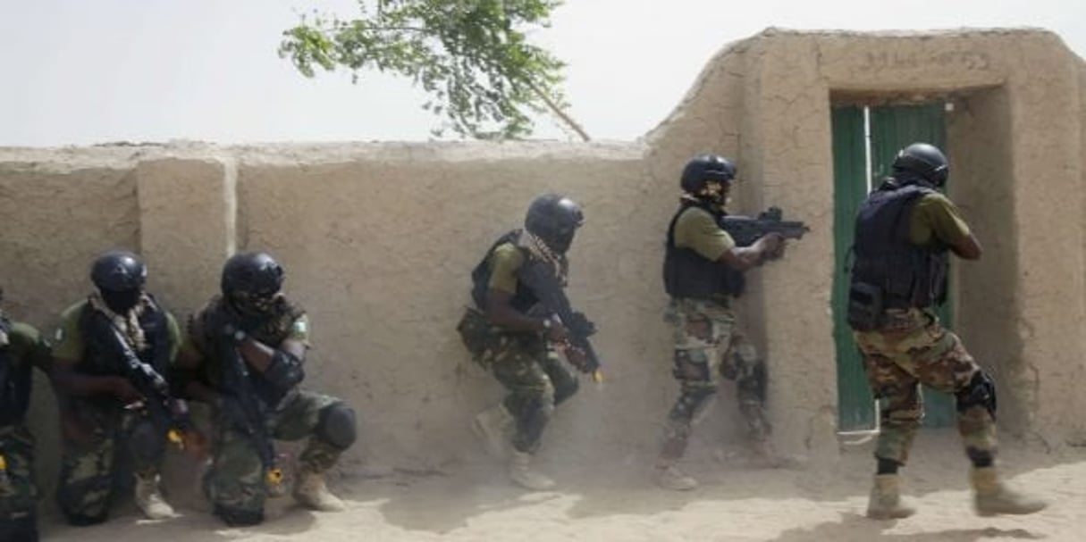 Des soldats nigériens lors d’un exercice de libération d’otages, en mars 2015 (illustration). © Jerome Delay/AP/SIPA