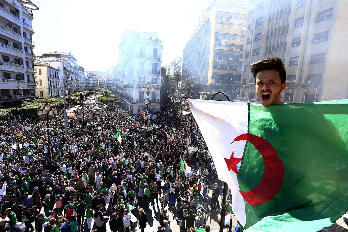 Un manifestant au-dessus du rassemblement dans le centre d’Alger, vendredi 15 mars 2019. © Toufik Doudou/AP/SIPA