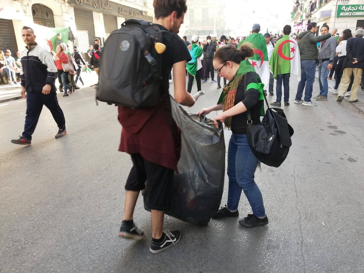 Des « Brassards verts » à Alger, lors de la manifestation du 15 mars 2019. © Farid Alilat pour JA