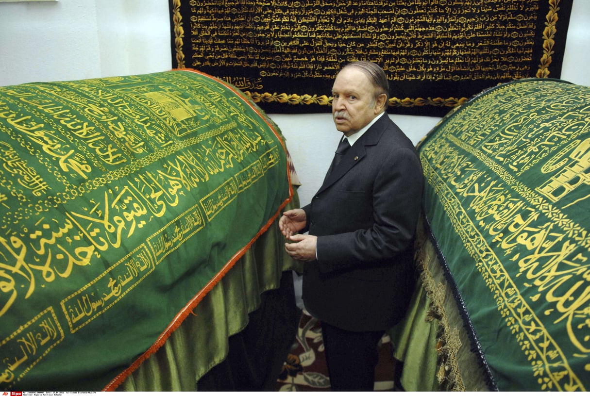 Le président algérien Abdelaziz Bouteflika priant au mausolée de Tlemcen, en avril 2011. © Sidali Diarboub/AP/SIPA