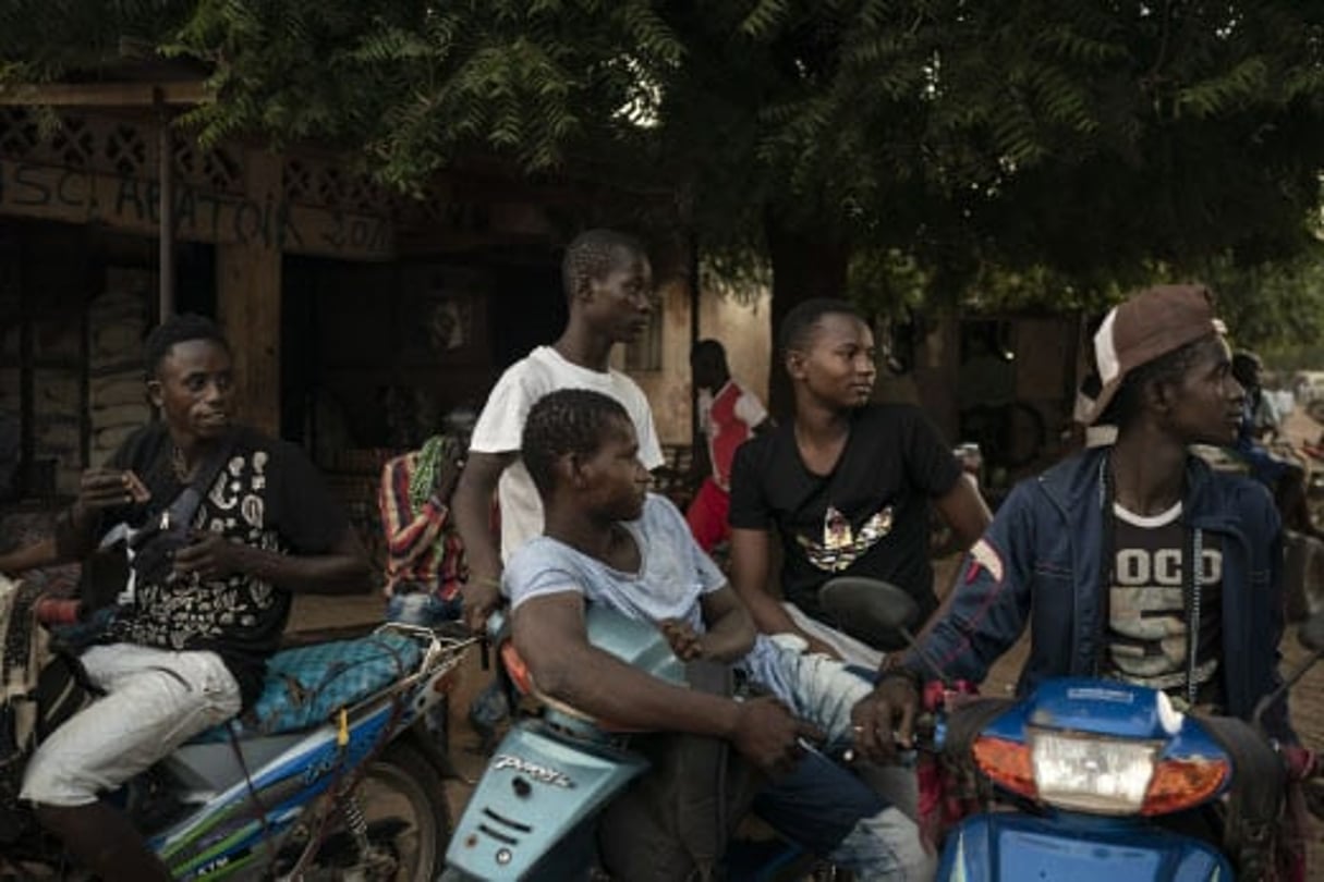 Des chauffeurs de taxi-motos attendent les clients à Goudiry, dans l’ouest du Sénégal, en novembre 2018. © Felipe Dana/AP/SIPA