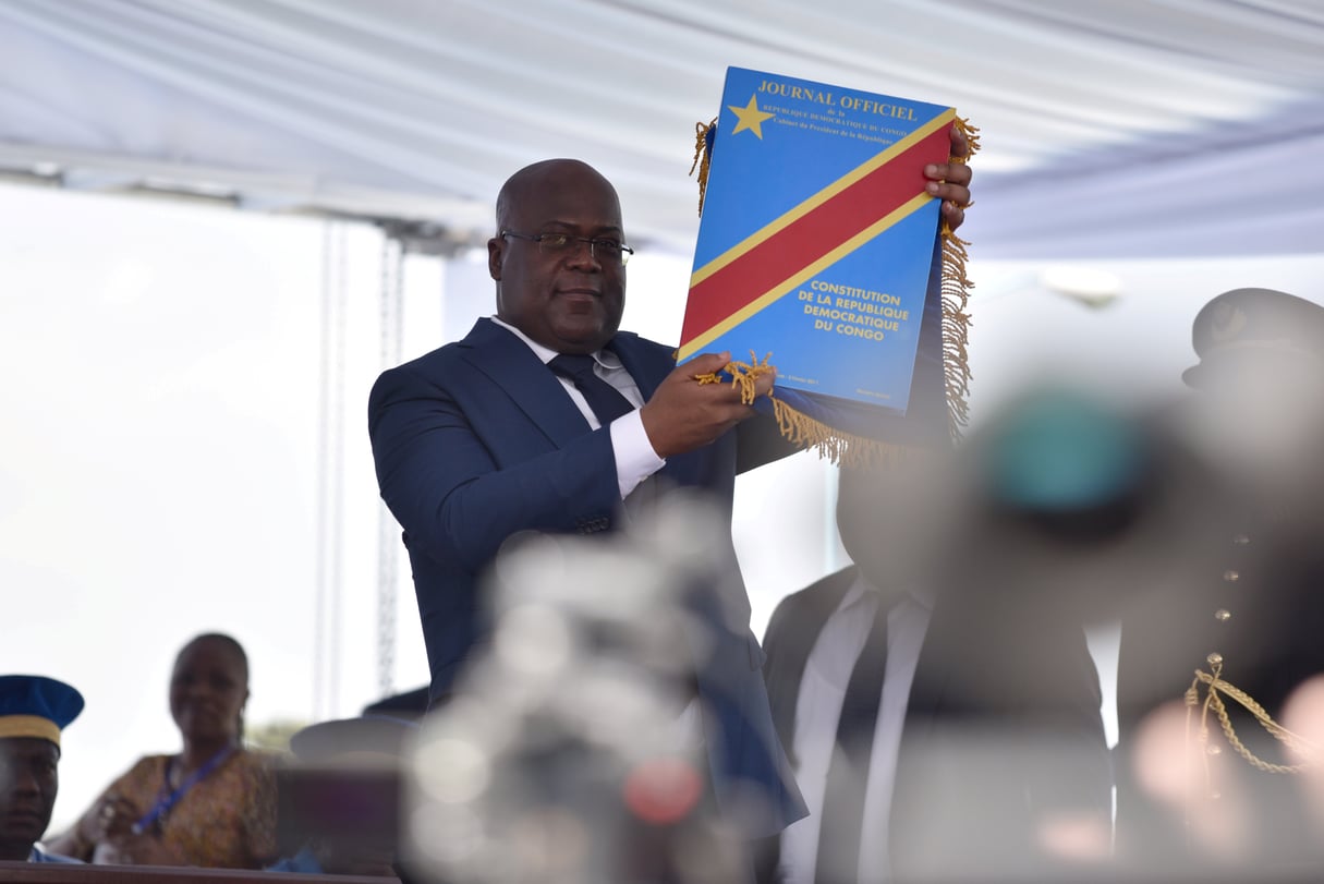 Félix Tshisekedi brandit la Constitution lors de son investiture, le 24 janvier 2019. © REUTERS/Olivia Acland