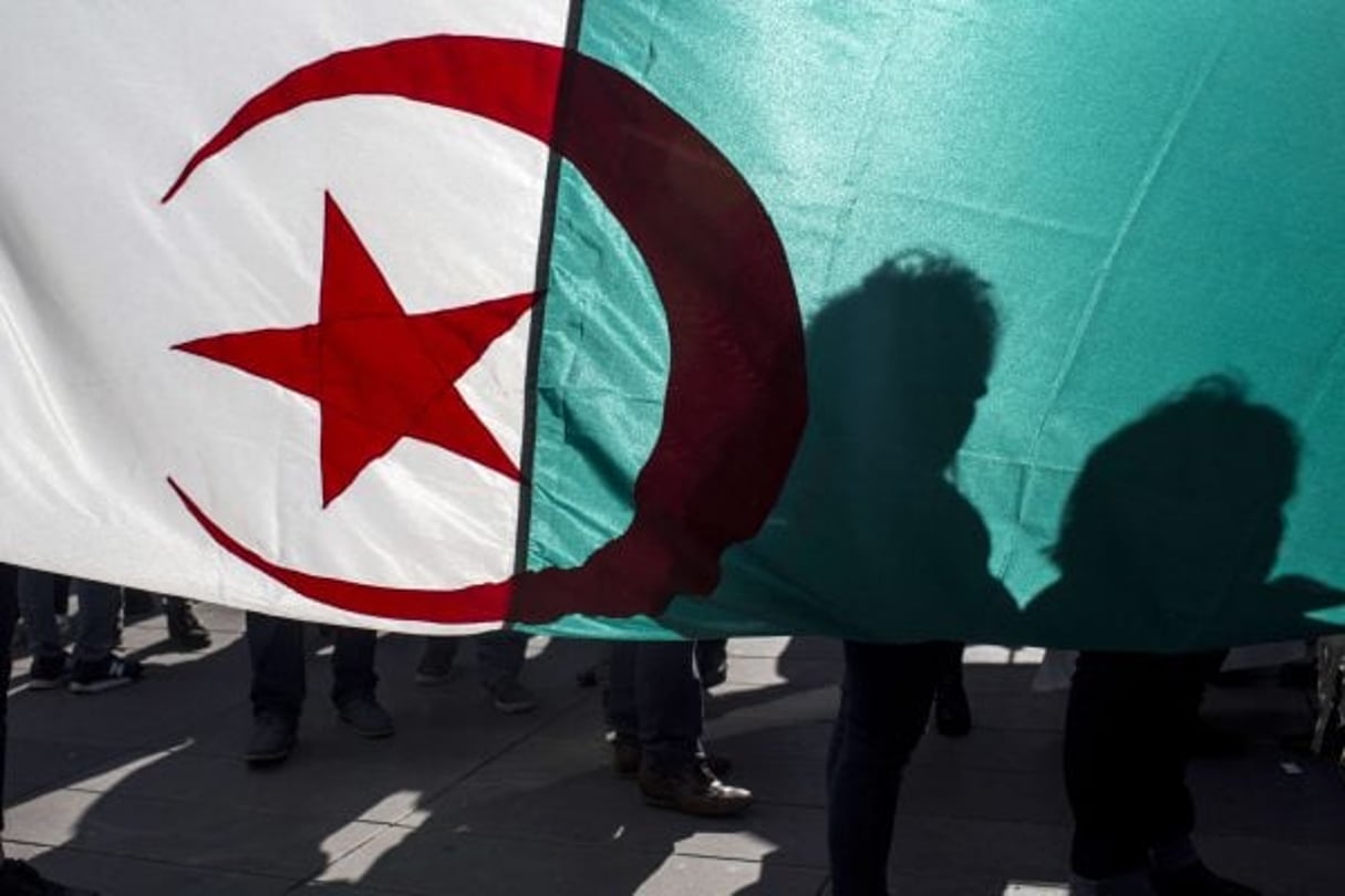 Un drapeau algérien sur la place de la République à Paris, dimanche 17 mars 2019 (photo d’illustration). © Rafael Yaghobzadeh/AP/SIPA