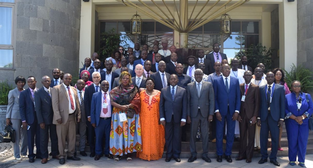 Moussa Faki Mahamat et les parties centrafricaines à Addis-Abeba le 20 mars 2019. © Twitter UA