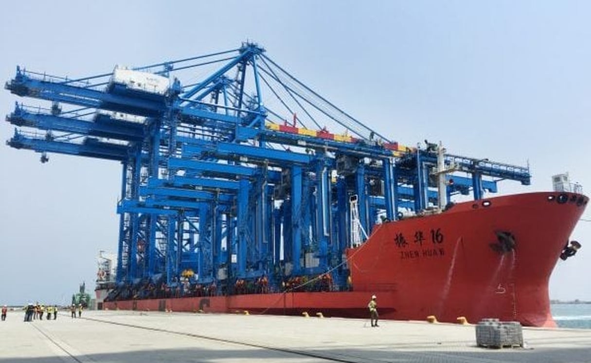 Ces portiques de quai, qui atteignent 89 m de hauteur, représentent l’essentiel d’une commande de 82 millions de dollars au numéro un mondial des grues portuaires, le chinois ZPMC. © BOLLORÉ
