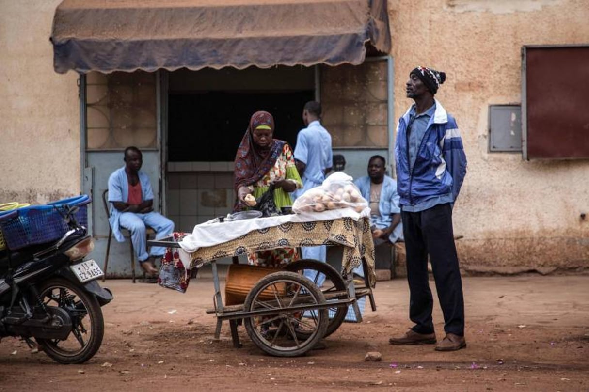 Un vendeur de rue à Ouagadougou, le 19 mars 2019. © Photo d’illustration AFP / Olympia DE MAISMONT