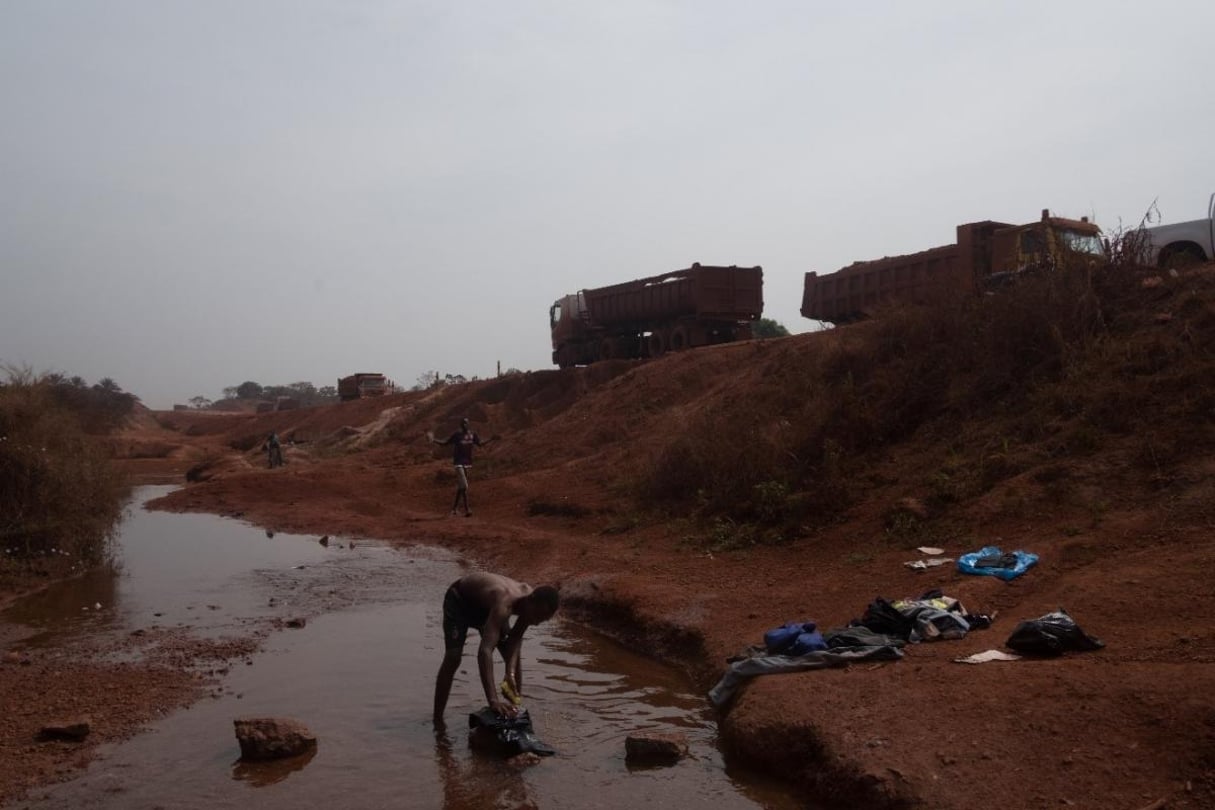 Un homme en contrebas d’une route minière construite par la Société Minière de Boké (SMB) consortium (photo d’illustration). © 2018 Ricci Shryock pour Human Rights Watch