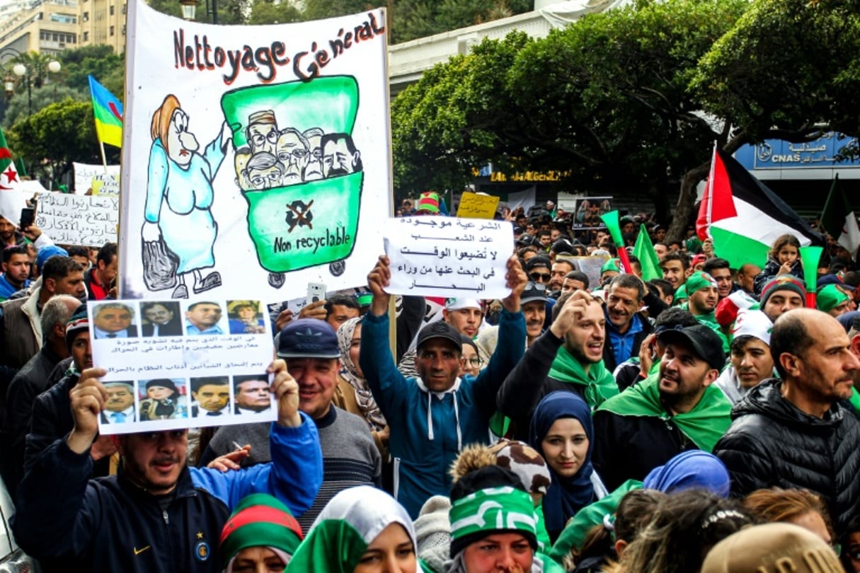 Des manifestants ont envahi les rues d’Algers, vendredi 22 mars, pour réclamer le départ du président algérien, Abdelaziz Bouteflika. © AFP