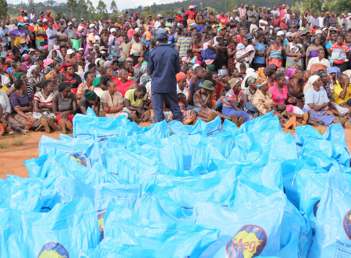 A Chimanimani, des personnes attendent les donations de nourriture, le 22 mars 2019 après le passage du cyclone Idai qui a fait 139 victimes au Zimbabwe. &copy; SIPA