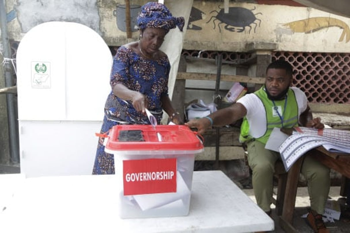 Lors du scrutin du 9 mars au Nigeria, dans un bureau de vote de Lagos. © Sunday Alamba/AP/SIPA