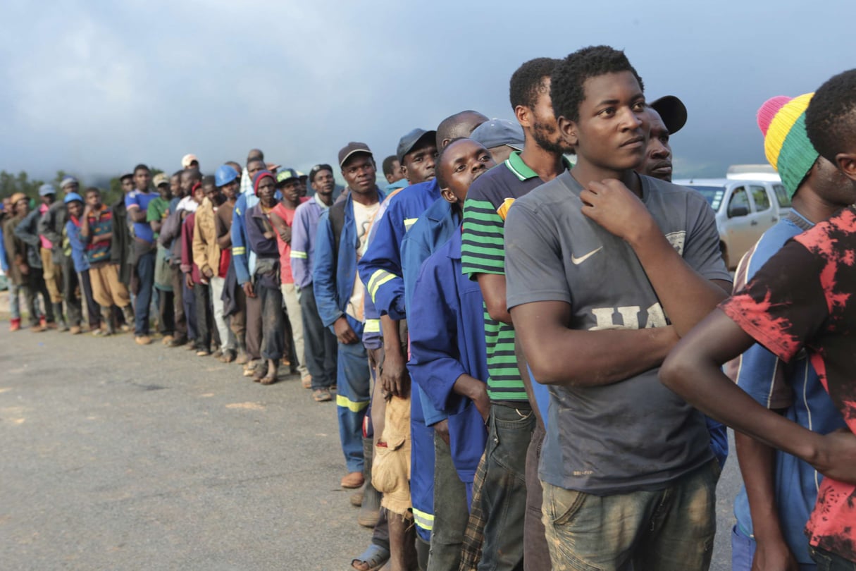 Des personnes font la queue en attendant les donations de nourriture des militaires à Chimanimani, au Zimbabwe le 18 mars 2019. &copy; AP Photo/Tsvangirayi Mukwazhi