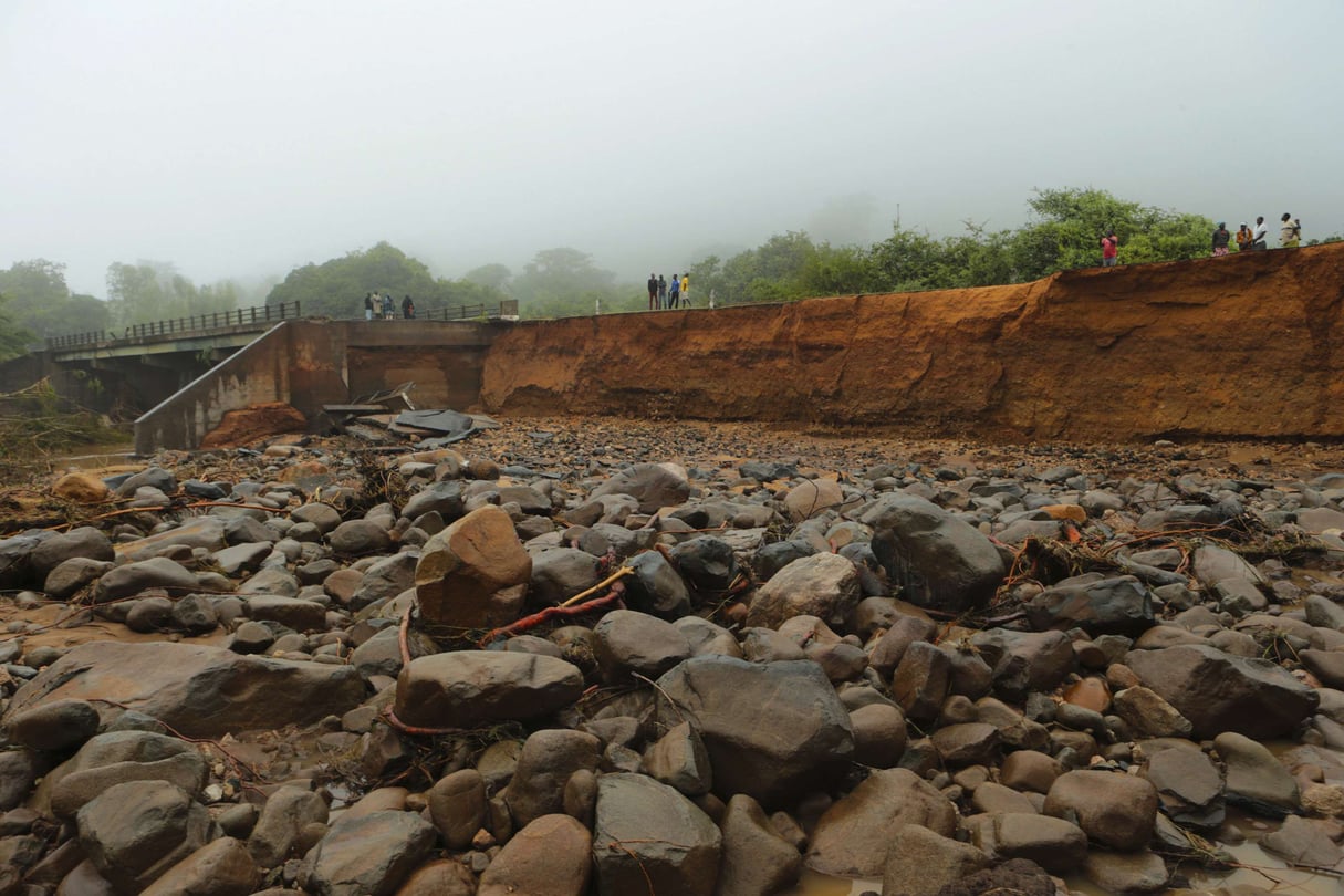 Un pont détruit après le passage du cyclone Idai à Chimanimani. © AP Photo/Tsvangirayi Mukwazhi