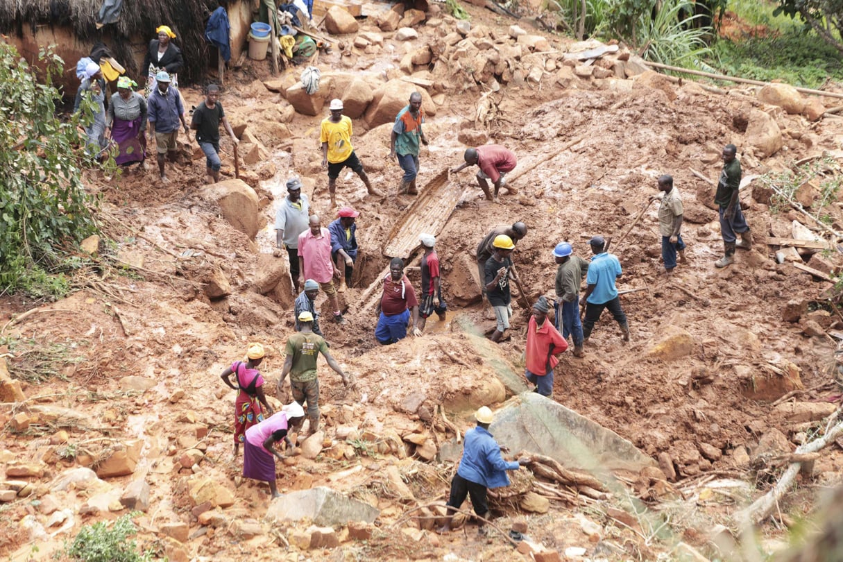 Une famille enterre leur fils à Chimanimani après le passage du cyclone Idai qui a fait plus de 100 victimes dans la région. &copy; Tsvangirayi Mukwazhi/AP/SIPA