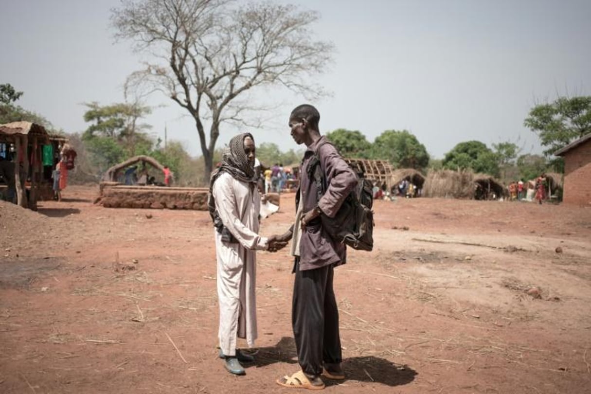 Un chef de milice et un agriculteur dans le village d’Awatché en mars 2019 © AFP – Florent Vergnes