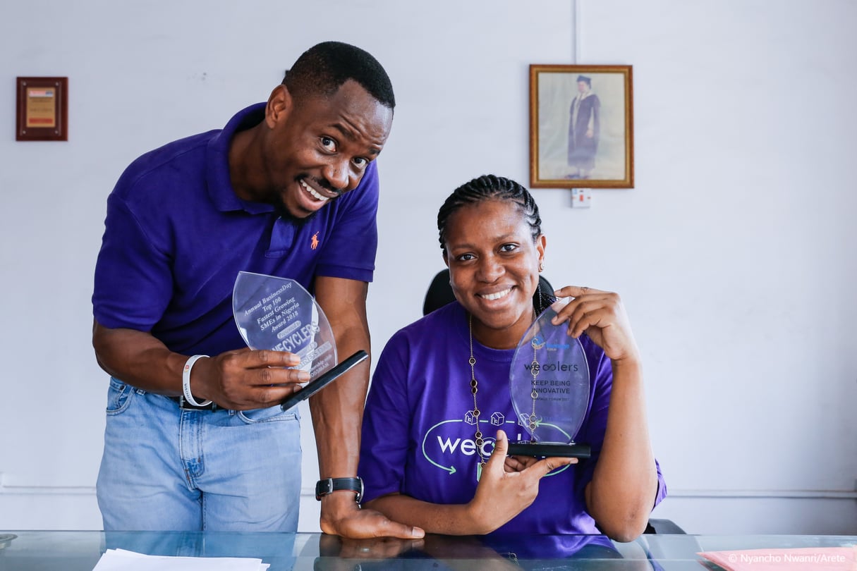 La co-fondatrice de la start-up, Bilikiss Adebiyi et son frère Olawale Adebiyi, directeur de l’entreprise, avec un prix remporté en 2017. © Nyancho Nwanni/Arete