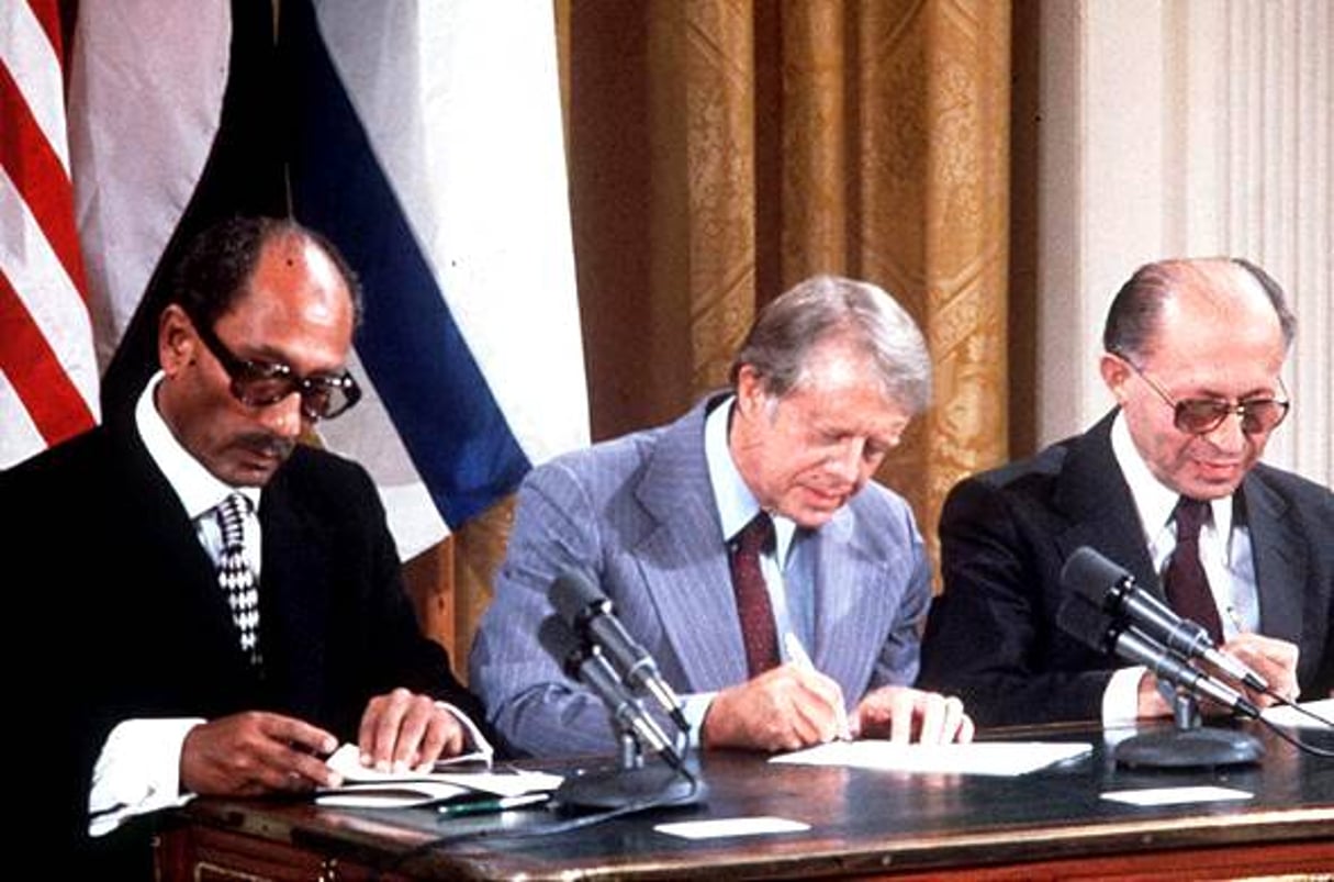 De gauche à droite, le président égyptien Anouar el-Sadate, le président américain Jimmy Carter (centre) et le Premier ministre israélien Menahem Begin.