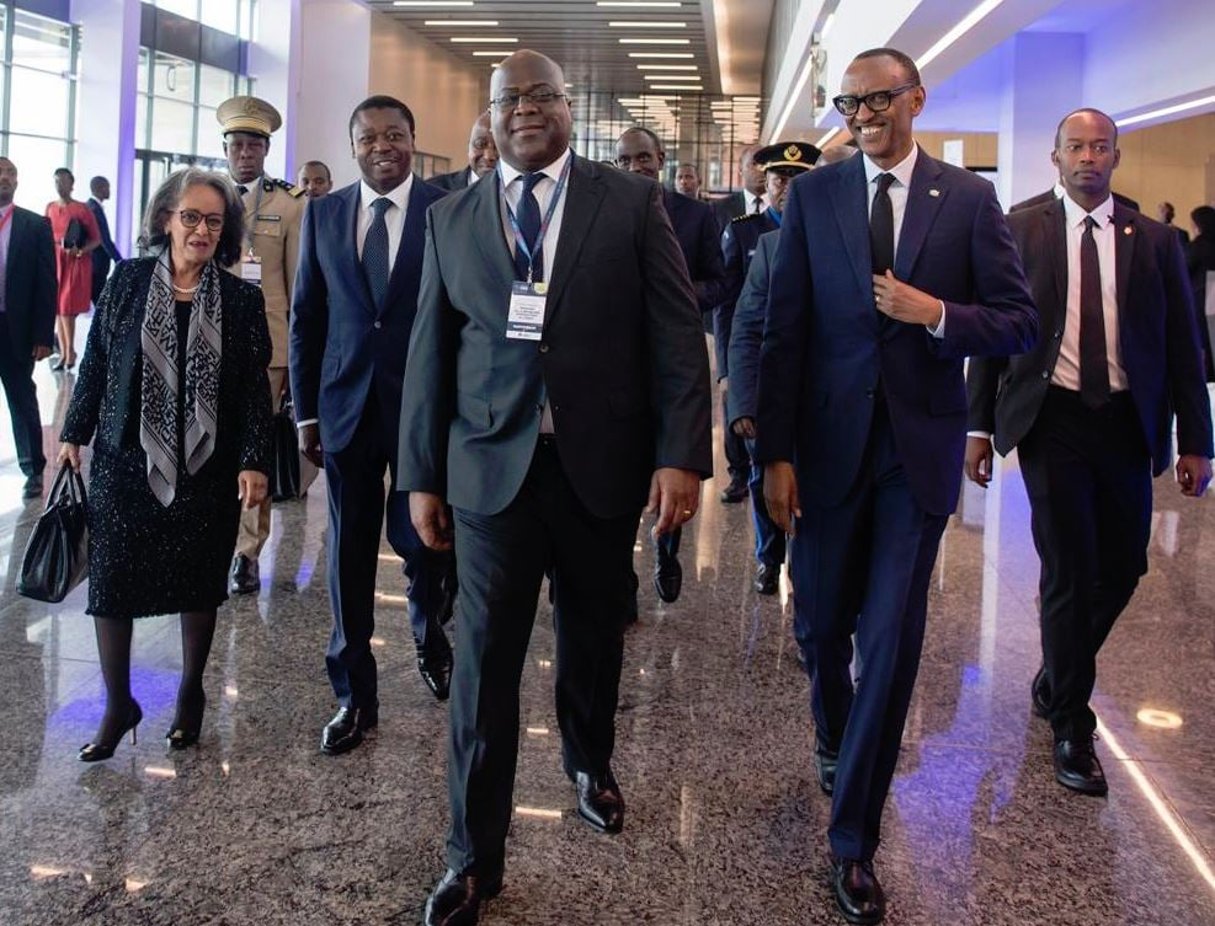 Le président rwandais Paul Kagame et son homologue congolais Felix Tshisekedi arrivent à l’Africa CEO Forum, à Kigali le 26 mars, accompagnés du togolais Faure Gnassingbé et de l’éthiopienne Sahle-Work Zewde. © DR / présidence Rwanda
