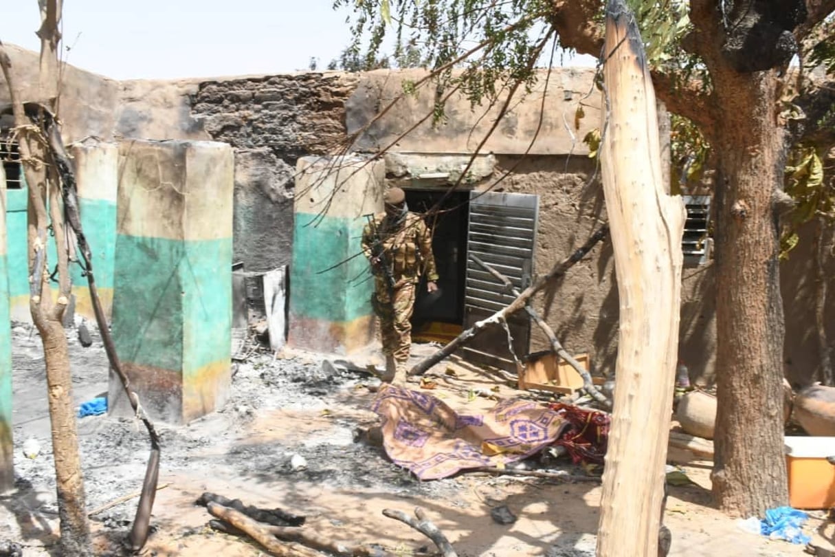 Un soldat malien dans les ruines du village d’Ogossagou, où plus de 160 civils ont été massacrés le 26 mars 2019. © Présidence malienne . Via Reuters