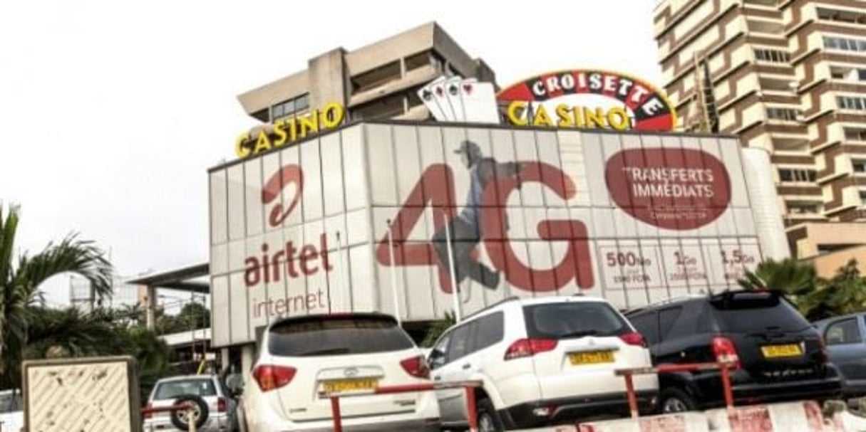 Les télécoms représentaient le premier secteur en termes de valeur investie en 2018. Une publicité pour Airtel à Libreville (Gabon) en juillet 2018. © Jacques Torregano pour JA (Photo d’illustration)