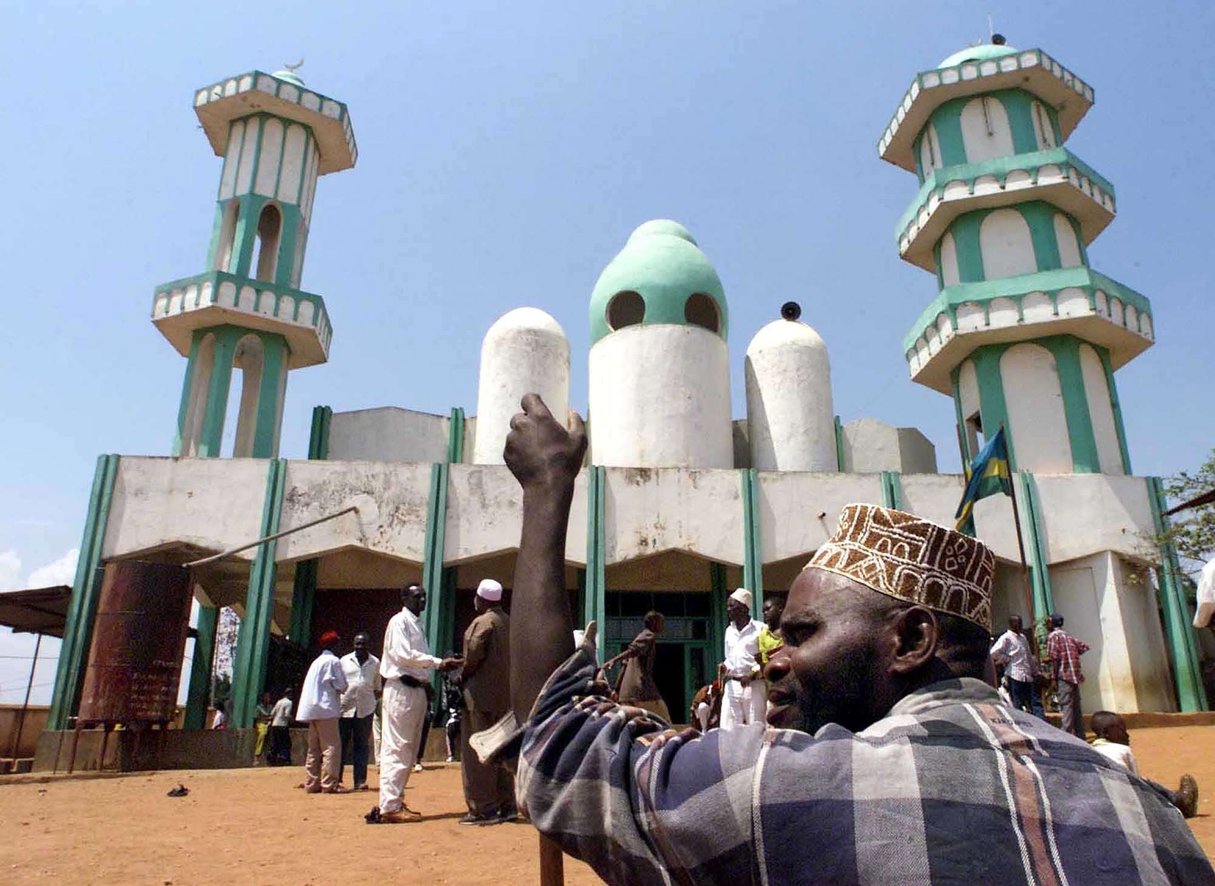 Un musulman rwandais assis devant la mosquée Al-Fatah, au Rwanda. © KAREL PRINSLOO/AP/SIPA/AP/SIPA