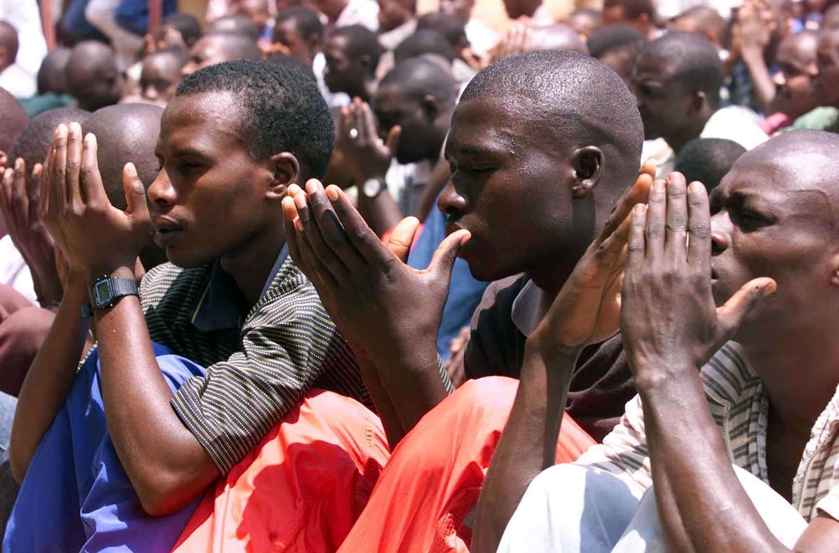 Des musulmans rwandais prient à midi dans la mosquée Al-Fatah, au Rwanda. © KAREL PRINSLOO/AP/SIPA/AP/SIPA